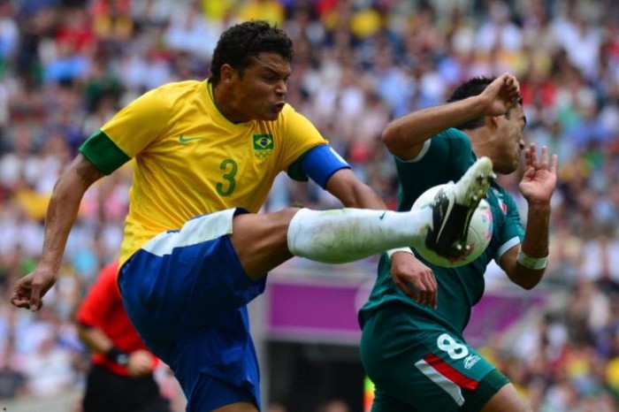 Thiago Silva với một cú vô-lê rất căng.